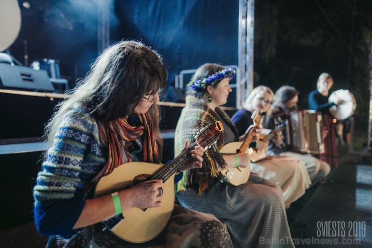 Brangi jo brangi Valmiermuižas parkā aizvadīts etnofestivāls SVIESTS 2019, kurā uzstājās pasaulē atzīti pašmāju mākslinieki Brangi jo brangi Valmiermuižas parkā aizvadīts etnofestivāls SVIESTS 2019, kurā uzstājās pasaulē atzīti pašmāju mākslinieki 257219