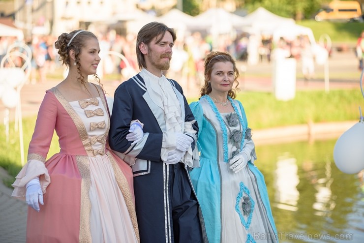 Rēzeknē15. jūnijā rīkoja Martas balli, kas veltīta Latgales novadniecei Martai Skavronskai, kurai liktenis bija lēmis kļūt par cara Pētera I sievu un Rēzeknē15. jūnijā rīkoja Martas balli, kas veltīta Latgales novadniecei Martai Skavronskai, kurai liktenis bija lēmis kļūt par cara Pētera I sievu un 257238