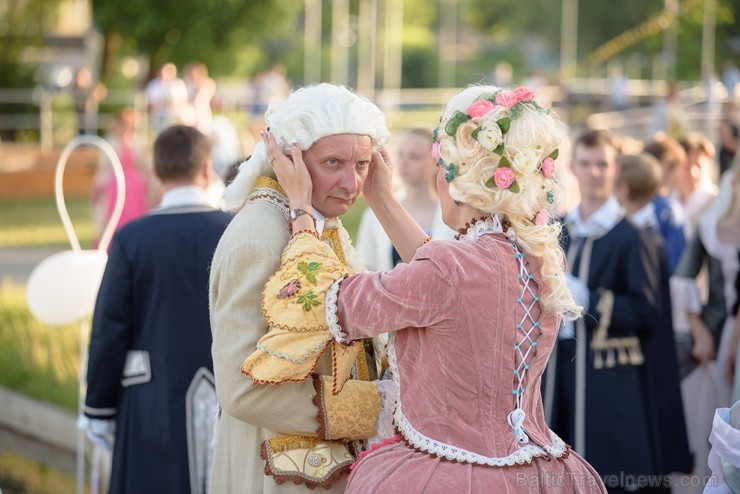 Rēzeknē15. jūnijā rīkoja Martas balli, kas veltīta Latgales novadniecei Martai Skavronskai, kurai liktenis bija lēmis kļūt par cara Pētera I sievu un Rēzeknē15. jūnijā rīkoja Martas balli, kas veltīta Latgales novadniecei Martai Skavronskai, kurai liktenis bija lēmis kļūt par cara Pētera I sievu un 257241