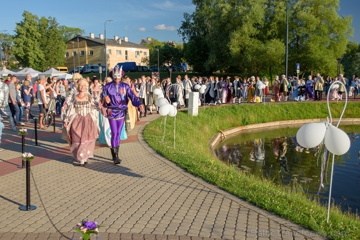 Rēzeknē15. jūnijā rīkoja Martas balli, kas veltīta Latgales novadniecei Martai Skavronskai, kurai liktenis bija lēmis kļūt par cara Pētera I sievu un Rēzeknē15. jūnijā rīkoja Martas balli, kas veltīta Latgales novadniecei Martai Skavronskai, kurai liktenis bija lēmis kļūt par cara Pētera I sievu un 257250