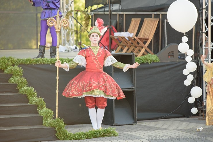 Rēzeknē15. jūnijā rīkoja Martas balli, kas veltīta Latgales novadniecei Martai Skavronskai, kurai liktenis bija lēmis kļūt par cara Pētera I sievu un Rēzeknē15. jūnijā rīkoja Martas balli, kas veltīta Latgales novadniecei Martai Skavronskai, kurai liktenis bija lēmis kļūt par cara Pētera I sievu un 257263