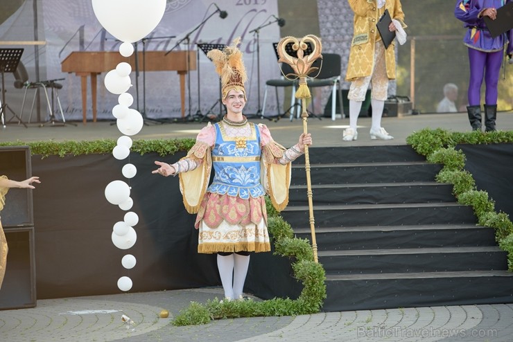 Rēzeknē15. jūnijā rīkoja Martas balli, kas veltīta Latgales novadniecei Martai Skavronskai, kurai liktenis bija lēmis kļūt par cara Pētera I sievu un Rēzeknē15. jūnijā rīkoja Martas balli, kas veltīta Latgales novadniecei Martai Skavronskai, kurai liktenis bija lēmis kļūt par cara Pētera I sievu un 257264