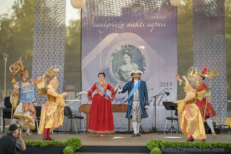 Rēzeknē15. jūnijā rīkoja Martas balli, kas veltīta Latgales novadniecei Martai Skavronskai, kurai liktenis bija lēmis kļūt par cara Pētera I sievu un Rēzeknē15. jūnijā rīkoja Martas balli, kas veltīta Latgales novadniecei Martai Skavronskai, kurai liktenis bija lēmis kļūt par cara Pētera I sievu un 257273
