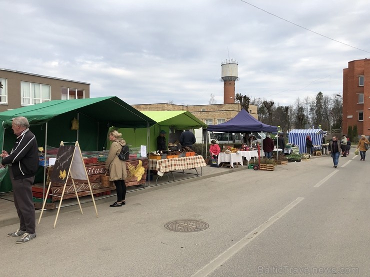 Gulbenes Zaļais tirdziņš notiek katra mēneša trešajā sestdienā un tajā var atrast tikai pašu novadnieku ražotu, audzētu un darinātu produkciju Gulbenes Zaļais tirdziņš notiek katra mēneša trešajā sestdienā un tajā var atrast tikai pašu novadnieku ražotu, audzētu un darinātu produkciju 257358