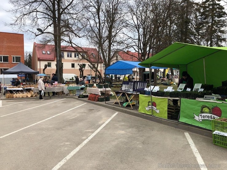 Gulbenes Zaļais tirdziņš notiek katra mēneša trešajā sestdienā un tajā var atrast tikai pašu novadnieku ražotu, audzētu un darinātu produkciju Gulbenes Zaļais tirdziņš notiek katra mēneša trešajā sestdienā un tajā var atrast tikai pašu novadnieku ražotu, audzētu un darinātu produkciju 257360