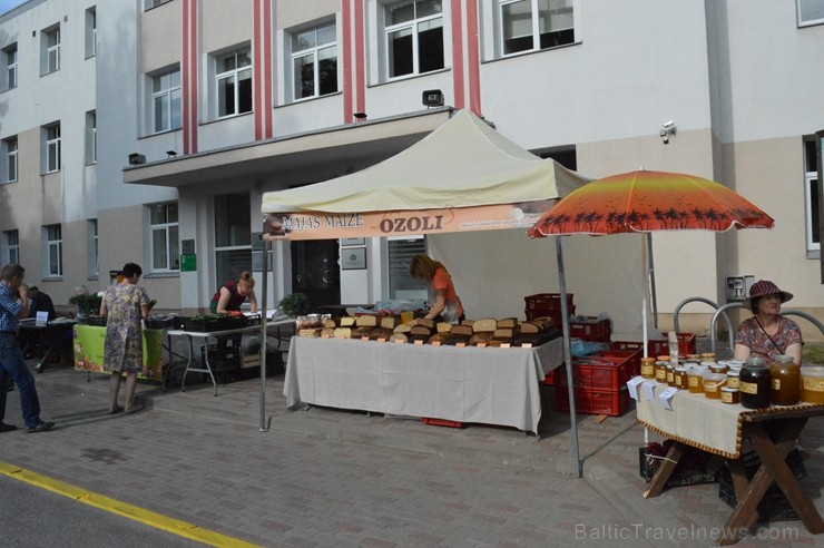 Gulbenes Zaļais tirdziņš notiek katra mēneša trešajā sestdienā un tajā var atrast tikai pašu novadnieku ražotu, audzētu un darinātu produkciju Gulbenes Zaļais tirdziņš notiek katra mēneša trešajā sestdienā un tajā var atrast tikai pašu novadnieku ražotu, audzētu un darinātu produkciju 257362