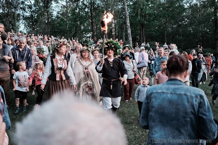 Jau vairākus gadus līgotāji, kuriem tuvāka ir tradicionālā Jāņu svinēšana, pulcējas Rīgas augstākajā kalnā – Dzegužkalnā Jau vairākus gadus līgotāji, kuriem tuvāka ir tradicionālā Jāņu svinēšana, pulcējas Rīgas augstākajā kalnā – Dzegužkalnā 257492