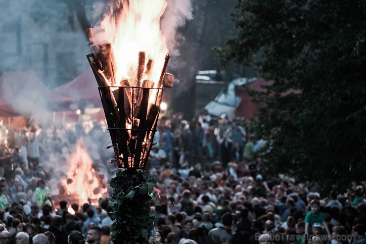 Jau vairākus gadus līgotāji, kuriem tuvāka ir tradicionālā Jāņu svinēšana, pulcējas Rīgas augstākajā kalnā – Dzegužkalnā Jau vairākus gadus līgotāji, kuriem tuvāka ir tradicionālā Jāņu svinēšana, pulcējas Rīgas augstākajā kalnā – Dzegužkalnā 257497