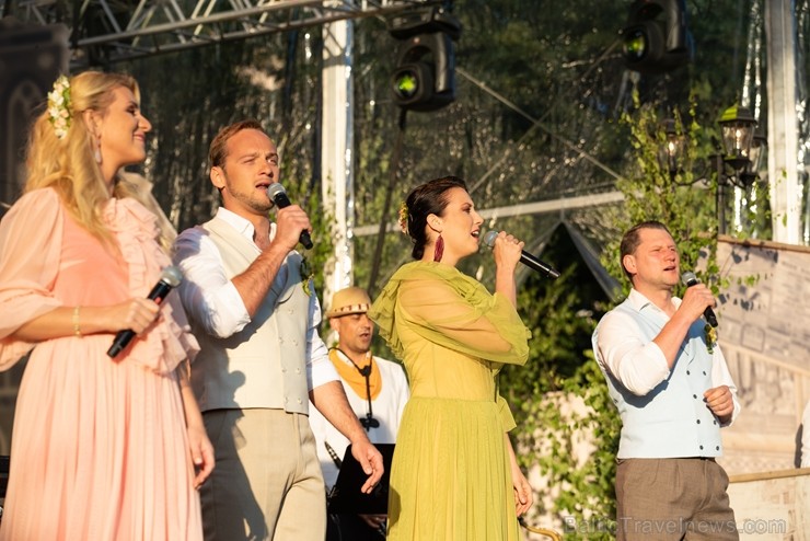 Līgo svinības Rīgā apmeklēja vairāki desmiti tūkstošu rīdzinieku, pilsētas viesu, kā arī ārvalstu tūristu, kas piedalījās vērienīgajā pasākumā Līgo svinības Rīgā apmeklēja vairāki desmiti tūkstošu rīdzinieku, pilsētas viesu, kā arī ārvalstu tūristu, kas piedalījās vērienīgajā pasākumā