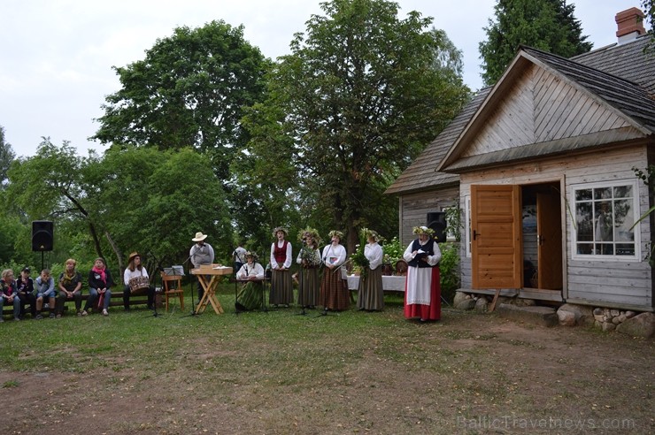 Ar ielīgošanas rituāliem, lustēm un dančiem Višķu pagasta estrādē aizritējis ikgadējais pasākums Ar ielīgošanas rituāliem, lustēm un dančiem Višķu pagasta estrādē aizritējis ikgadējais pasākums
