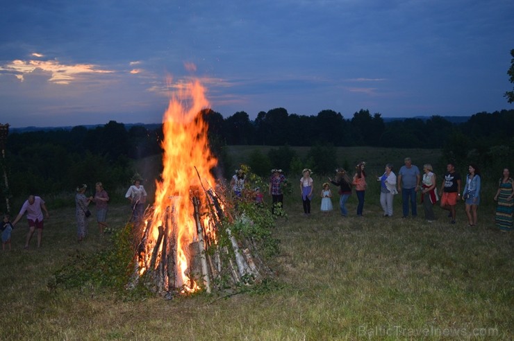 Ar ielīgošanas rituāliem, lustēm un dančiem Višķu pagasta estrādē aizritējis ikgadējais pasākums Ar ielīgošanas rituāliem, lustēm un dančiem Višķu pagasta estrādē aizritējis ikgadējais pasākums