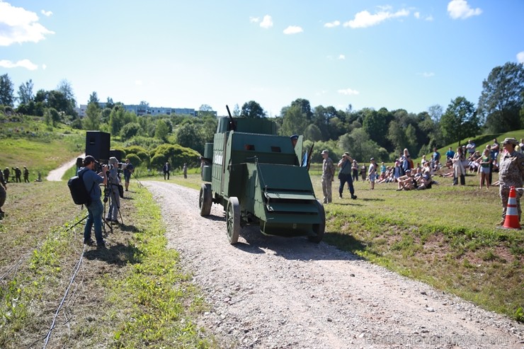 Kaujā Cēsīs piedalījās vairāk nekā 200 rekonstruktori no Latvijas, Igaunijas, Lietuvas, Polijas un Krievijas, cīņu meistari un Latvijas Nacionālās aiz Kaujā Cēsīs piedalījās vairāk nekā 200 rekonstruktori no Latvijas, Igaunijas, Lietuvas, Polijas un Krievijas, cīņu meistari un Latvijas Nacionālās aiz 257811