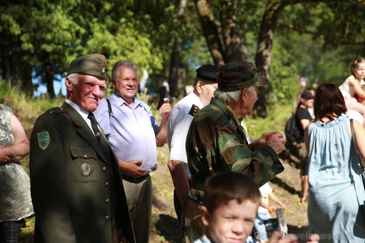 Kaujā Cēsīs piedalījās vairāk nekā 200 rekonstruktori no Latvijas, Igaunijas, Lietuvas, Polijas un Krievijas, cīņu meistari un Latvijas Nacionālās aiz Kaujā Cēsīs piedalījās vairāk nekā 200 rekonstruktori no Latvijas, Igaunijas, Lietuvas, Polijas un Krievijas, cīņu meistari un Latvijas Nacionālās aiz 257815