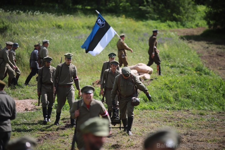 Kaujā Cēsīs piedalījās vairāk nekā 200 rekonstruktori no Latvijas, Igaunijas, Lietuvas, Polijas un Krievijas, cīņu meistari un Latvijas Nacionālās aiz Kaujā Cēsīs piedalījās vairāk nekā 200 rekonstruktori no Latvijas, Igaunijas, Lietuvas, Polijas un Krievijas, cīņu meistari un Latvijas Nacionālās aiz 257818