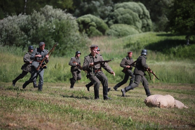 Kaujā Cēsīs piedalījās vairāk nekā 200 rekonstruktori no Latvijas, Igaunijas, Lietuvas, Polijas un Krievijas, cīņu meistari un Latvijas Nacionālās aiz Kaujā Cēsīs piedalījās vairāk nekā 200 rekonstruktori no Latvijas, Igaunijas, Lietuvas, Polijas un Krievijas, cīņu meistari un Latvijas Nacionālās aiz 257826