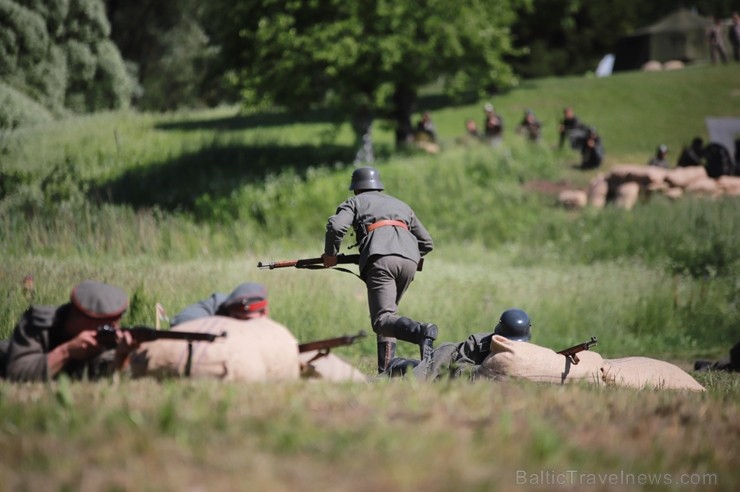 Kaujā Cēsīs piedalījās vairāk nekā 200 rekonstruktori no Latvijas, Igaunijas, Lietuvas, Polijas un Krievijas, cīņu meistari un Latvijas Nacionālās aiz Kaujā Cēsīs piedalījās vairāk nekā 200 rekonstruktori no Latvijas, Igaunijas, Lietuvas, Polijas un Krievijas, cīņu meistari un Latvijas Nacionālās aiz 257835