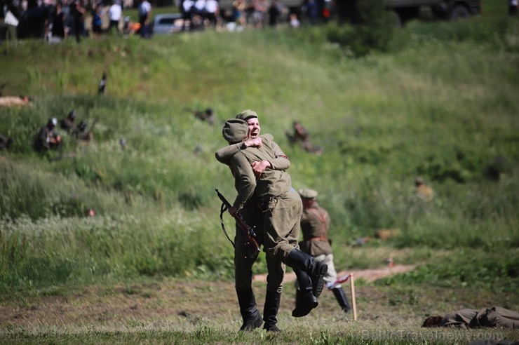 Kaujā Cēsīs piedalījās vairāk nekā 200 rekonstruktori no Latvijas, Igaunijas, Lietuvas, Polijas un Krievijas, cīņu meistari un Latvijas Nacionālās aiz Kaujā Cēsīs piedalījās vairāk nekā 200 rekonstruktori no Latvijas, Igaunijas, Lietuvas, Polijas un Krievijas, cīņu meistari un Latvijas Nacionālās aiz 257844