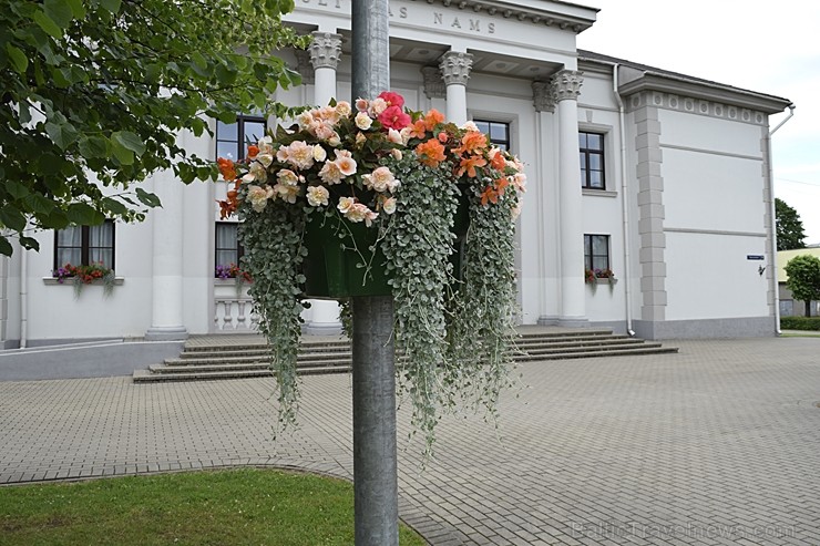 Šogad Preiļu pilsētas ziedu apstādījumos valda lillā, dzeltenais un oranžais tonis, bet Preiļu pilsētas centru rotā krāšņa ziedu upe Šogad Preiļu pilsētas ziedu apstādījumos valda lillā, dzeltenais un oranžais tonis, bet Preiļu pilsētas centru rotā krāšņa ziedu upe 258382