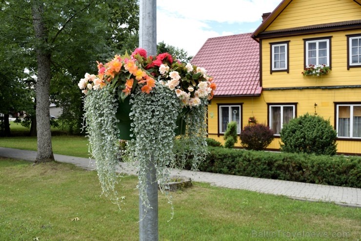 Šogad Preiļu pilsētas ziedu apstādījumos valda lillā, dzeltenais un oranžais tonis, bet Preiļu pilsētas centru rotā krāšņa ziedu upe Šogad Preiļu pilsētas ziedu apstādījumos valda lillā, dzeltenais un oranžais tonis, bet Preiļu pilsētas centru rotā krāšņa ziedu upe 258390