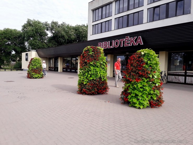 Šogad Preiļu pilsētas ziedu apstādījumos valda lillā, dzeltenais un oranžais tonis, bet Preiļu pilsētas centru rotā krāšņa ziedu upe Šogad Preiļu pilsētas ziedu apstādījumos valda lillā, dzeltenais un oranžais tonis, bet Preiļu pilsētas centru rotā krāšņa ziedu upe 258391