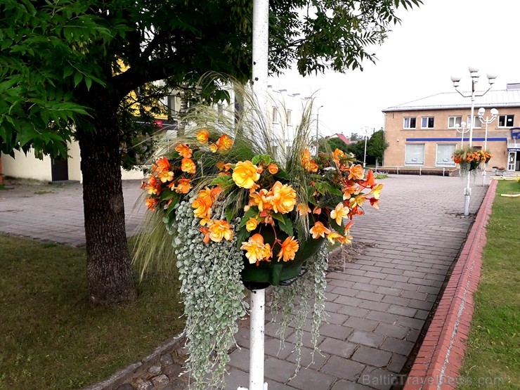 Šogad Preiļu pilsētas ziedu apstādījumos valda lillā, dzeltenais un oranžais tonis, bet Preiļu pilsētas centru rotā krāšņa ziedu upe Šogad Preiļu pilsētas ziedu apstādījumos valda lillā, dzeltenais un oranžais tonis, bet Preiļu pilsētas centru rotā krāšņa ziedu upe 258392