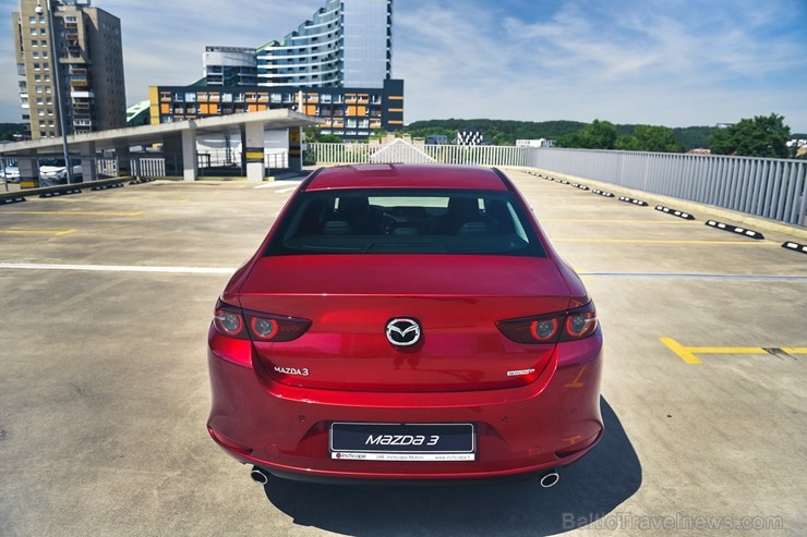 Vienam no kompaktās klases hečbekiem Mazda3 ir dvīņubrālis, kuru droši var saukt par vienu no skaistākajiem kompaktās klases sedaniem Vienam no kompaktās klases hečbekiem Mazda3 ir dvīņubrālis, kuru droši var saukt par vienu no skaistākajiem kompaktās klases sedaniem 258428
