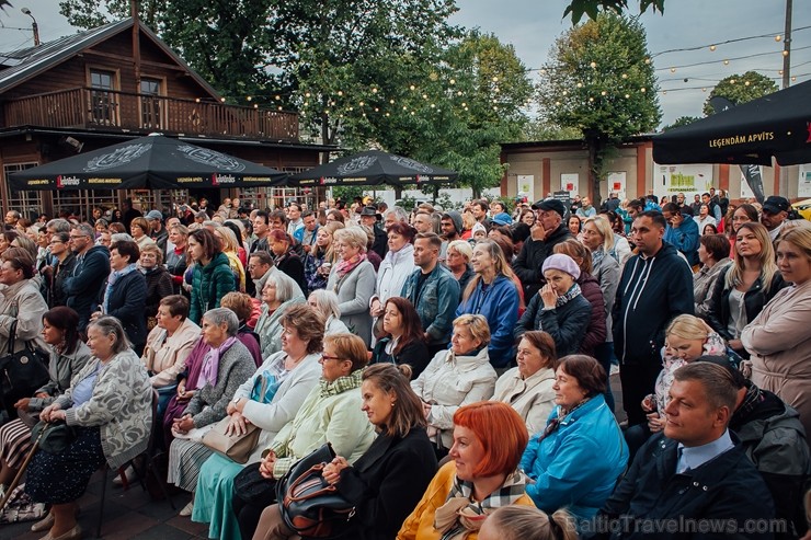 Mēnesi pirms festivāla Summertime sākuma, tā patronese Inese Galante dāvāja Rīgas klausītājiem bezmaksas koncertu Kalnciema kvartālā Mēnesi pirms festivāla Summertime sākuma, tā patronese Inese Galante dāvāja Rīgas klausītājiem bezmaksas koncertu Kalnciema kvartālā 258503
