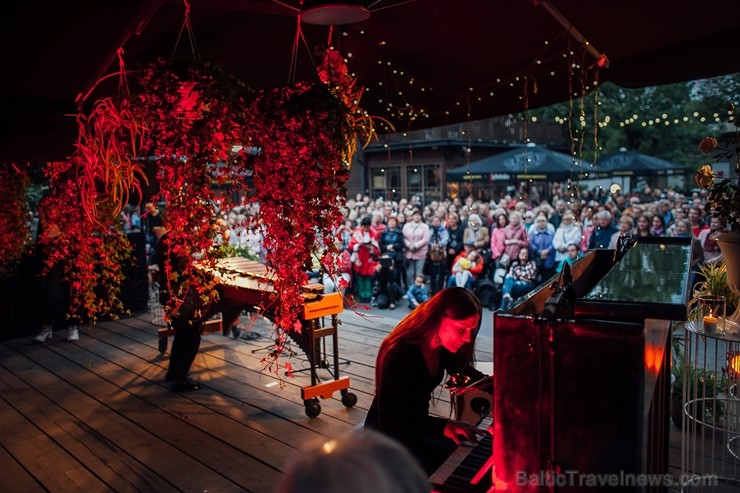 Mēnesi pirms festivāla Summertime sākuma, tā patronese Inese Galante dāvāja Rīgas klausītājiem bezmaksas koncertu Kalnciema kvartālā Mēnesi pirms festivāla Summertime sākuma, tā patronese Inese Galante dāvāja Rīgas klausītājiem bezmaksas koncertu Kalnciema kvartālā 258513