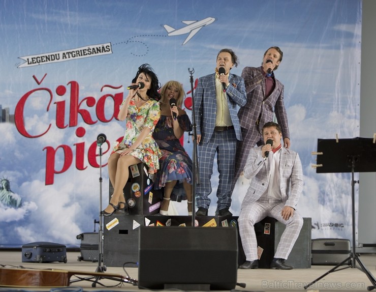 Muzikālā izrāde «Čikāgas piecīši. Leģendu atgriešanās» apceļo Latvijas pilsētas un mazpilsētas. Foto: Andris Zemels Muzikālā izrāde «Čikāgas piecīši. Leģendu atgriešanās» apceļo Latvijas pilsētas un mazpilsētas. Foto: Andris Zemels 259304