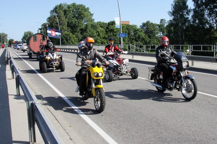 Ziedu rotā tērpjas ne vien Līvānos pilsētas laukumi un parki, bet pat Daugavas un Dubnas krasti un ūdeņi. Tāpēc ar moto ir 