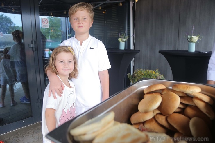 Durvis vēris piektais ģimenes restorāns Hercogs Jūrmalas Šoseja , kas atrodas SMS Tenisa centrā pa ceļam uz Jūrmalu, K.Ulmaņa gatvē 150 Durvis vēris piektais ģimenes restorāns Hercogs Jūrmalas Šoseja , kas atrodas SMS Tenisa centrā pa ceļam uz Jūrmalu, K.Ulmaņa gatvē 150 259889