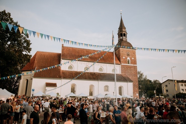 Valmierā nosvinēta pilsētas 736. Dzimšanas diena ar tradicionālām un jaunām aktivitātēm, kas iepriecinājušas ikvienu svētku dalībnieku Valmierā nosvinēta pilsētas 736. Dzimšanas diena ar tradicionālām un jaunām aktivitātēm, kas iepriecinājušas ikvienu svētku dalībnieku 260102
