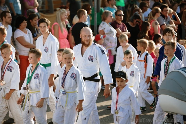Valmierā nosvinēta pilsētas 736. Dzimšanas diena ar tradicionālām un jaunām aktivitātēm, kas iepriecinājušas ikvienu svētku dalībnieku Valmierā nosvinēta pilsētas 736. Dzimšanas diena ar tradicionālām un jaunām aktivitātēm, kas iepriecinājušas ikvienu svētku dalībnieku 260139