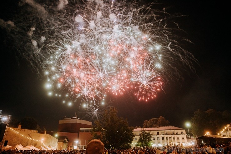 Valmierā nosvinēta pilsētas 736. Dzimšanas diena ar tradicionālām un jaunām aktivitātēm, kas iepriecinājušas ikvienu svētku dalībnieku Valmierā nosvinēta pilsētas 736. Dzimšanas diena ar tradicionālām un jaunām aktivitātēm, kas iepriecinājušas ikvienu svētku dalībnieku 260181