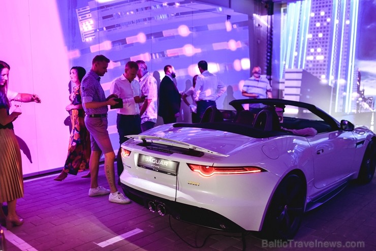 Ar ekskluzīvu auto prezentāciju Jaguar Land Rover zīmolu pārstāvis Inchcape Motors atklāj Baltijā lielāko Jaguar Land Rover autocentru Ar ekskluzīvu auto prezentāciju Jaguar Land Rover zīmolu pārstāvis Inchcape Motors atklāj Baltijā lielāko Jaguar Land Rover autocentru 260558