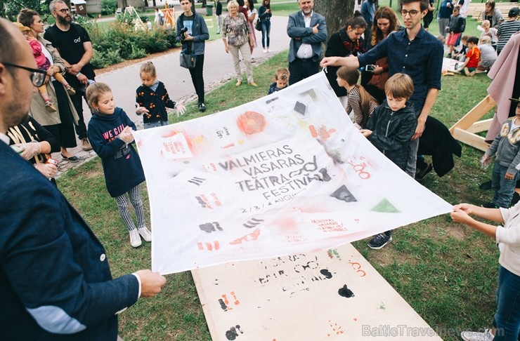 Ar deviņām izrādēm, izzinošām aktivitātēm un devīzi Ar deviņām izrādēm, izzinošām aktivitātēm un devīzi