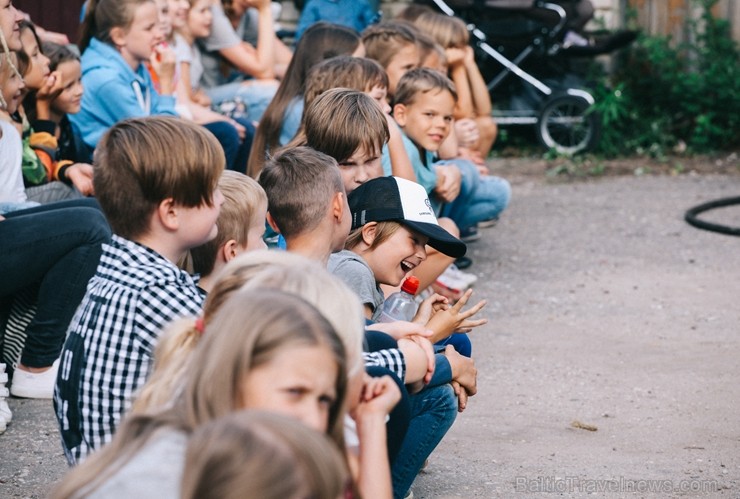 Ar deviņām izrādēm, izzinošām aktivitātēm un devīzi Ar deviņām izrādēm, izzinošām aktivitātēm un devīzi