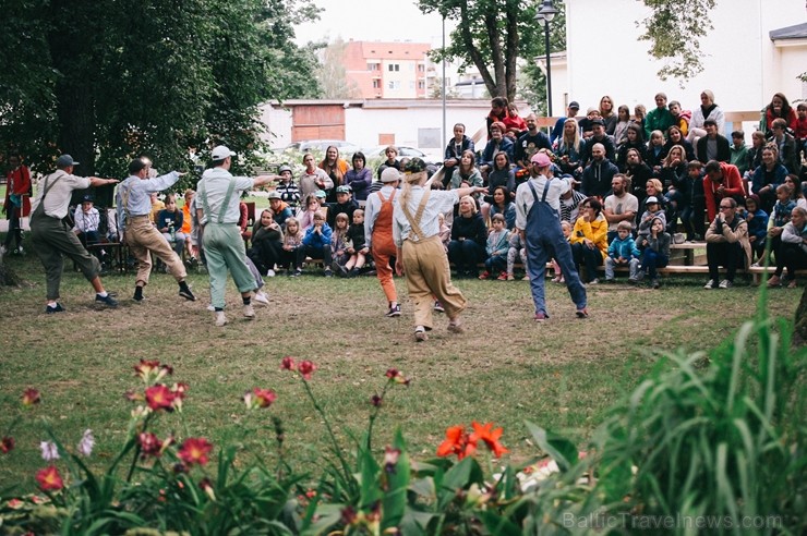 Ar deviņām izrādēm, izzinošām aktivitātēm un devīzi Ar deviņām izrādēm, izzinošām aktivitātēm un devīzi