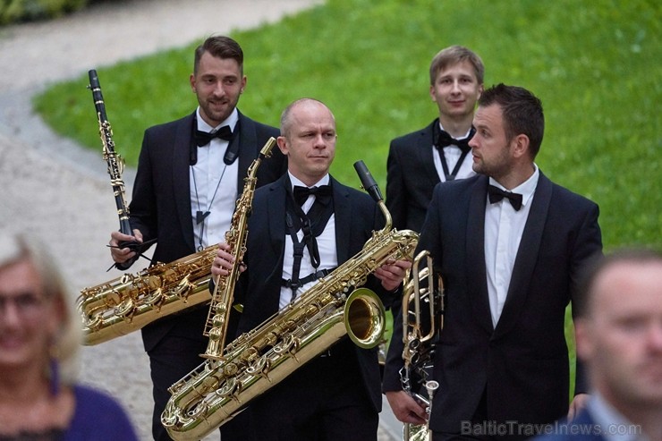 Cēsu pils parkā vairākus tūkstošus skatītāju pulcēja Cēsu Mākslas festivāla lielākais muzikālais notikums - mūzikla 