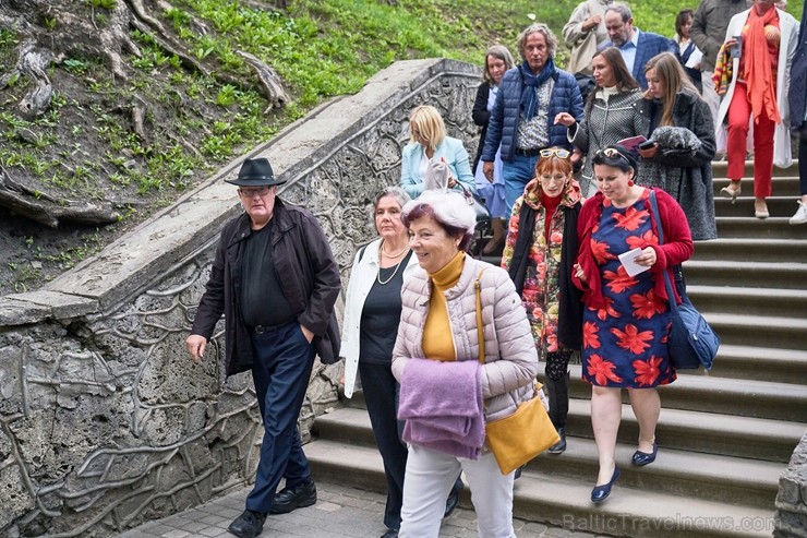 Cēsu pils parkā vairākus tūkstošus skatītāju pulcēja Cēsu Mākslas festivāla lielākais muzikālais notikums - mūzikla 