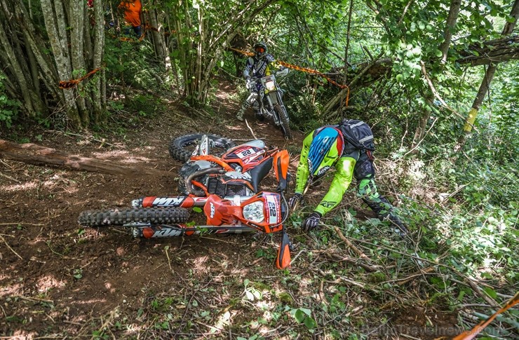 Šīs uz bezceļu motociklu bāzētās sacensības notiek mierīgā gaisotnē, speciāli būvētā trasē - tās ir radītas, lai gūtu neaizmirstamas sajūtas un baudīt 260923