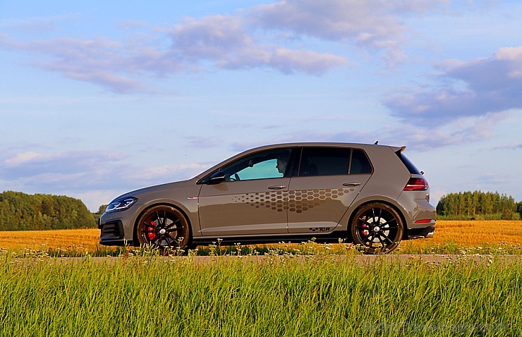 Travelnews.lv apceļo Latviju ar jauno un jaudīgo «VW Golf GTI TRC» 260978