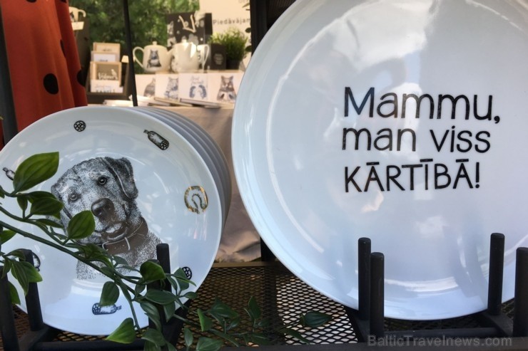 Festivāls ik gadu piedāvā apmeklētājiem iespēju iepazīt jaunākās tendences Latvijas amatniecībā un iegādāties dažādus no dabīgiem materiāliem veidotus Festivāls ik gadu piedāvā apmeklētājiem iespēju iepazīt jaunākās tendences Latvijas amatniecībā un iegādāties dažādus no dabīgiem materiāliem veidotus 261158