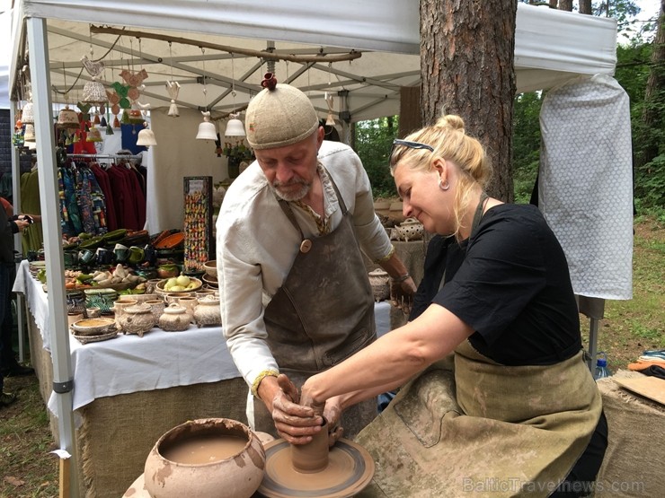 Festivāls ik gadu piedāvā apmeklētājiem iespēju iepazīt jaunākās tendences Latvijas amatniecībā un iegādāties dažādus no dabīgiem materiāliem veidotus Festivāls ik gadu piedāvā apmeklētājiem iespēju iepazīt jaunākās tendences Latvijas amatniecībā un iegādāties dažādus no dabīgiem materiāliem veidotus 261164
