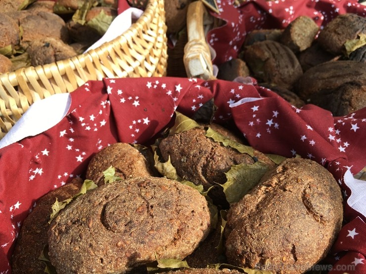 Festivāls ik gadu piedāvā apmeklētājiem iespēju iepazīt jaunākās tendences Latvijas amatniecībā un iegādāties dažādus no dabīgiem materiāliem veidotus Festivāls ik gadu piedāvā apmeklētājiem iespēju iepazīt jaunākās tendences Latvijas amatniecībā un iegādāties dažādus no dabīgiem materiāliem veidotus 261166