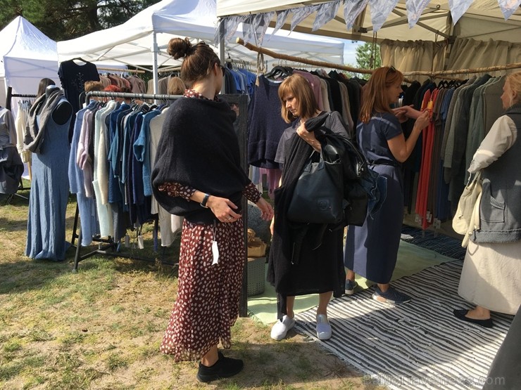 Festivāls ik gadu piedāvā apmeklētājiem iespēju iepazīt jaunākās tendences Latvijas amatniecībā un iegādāties dažādus no dabīgiem materiāliem veidotus Festivāls ik gadu piedāvā apmeklētājiem iespēju iepazīt jaunākās tendences Latvijas amatniecībā un iegādāties dažādus no dabīgiem materiāliem veidotus 261170