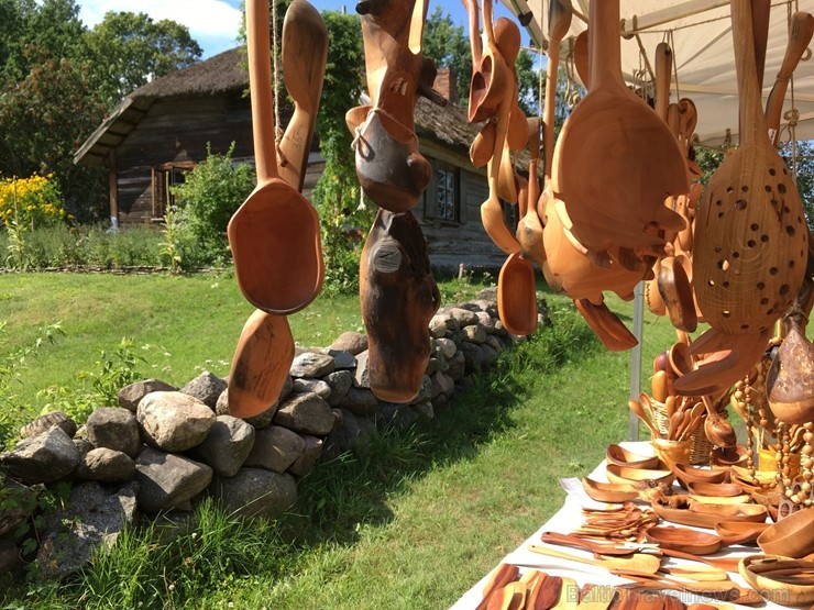 Festivāls ik gadu piedāvā apmeklētājiem iespēju iepazīt jaunākās tendences Latvijas amatniecībā un iegādāties dažādus no dabīgiem materiāliem veidotus Festivāls ik gadu piedāvā apmeklētājiem iespēju iepazīt jaunākās tendences Latvijas amatniecībā un iegādāties dažādus no dabīgiem materiāliem veidotus 261173