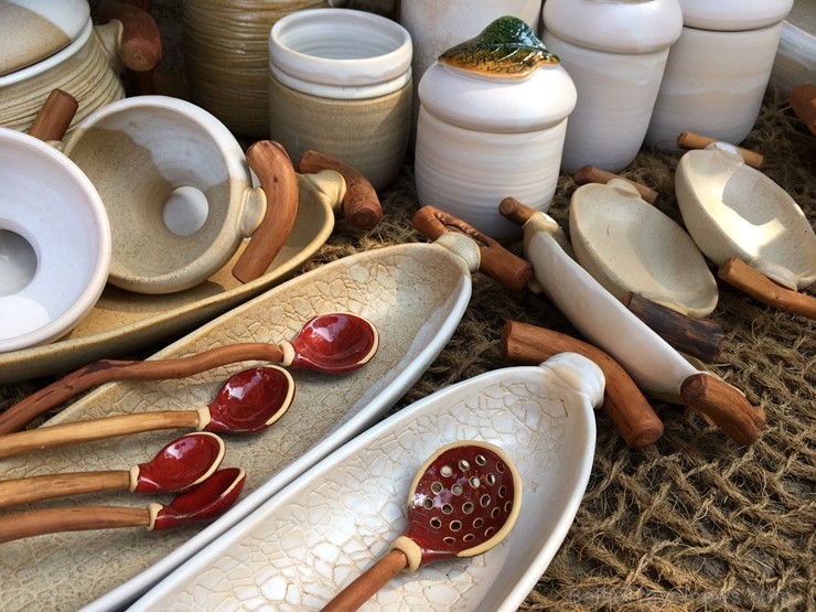 Festivāls ik gadu piedāvā apmeklētājiem iespēju iepazīt jaunākās tendences Latvijas amatniecībā un iegādāties dažādus no dabīgiem materiāliem veidotus Festivāls ik gadu piedāvā apmeklētājiem iespēju iepazīt jaunākās tendences Latvijas amatniecībā un iegādāties dažādus no dabīgiem materiāliem veidotus 261189
