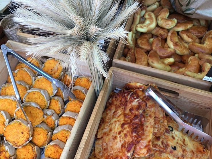 Festivāls ik gadu piedāvā apmeklētājiem iespēju iepazīt jaunākās tendences Latvijas amatniecībā un iegādāties dažādus no dabīgiem materiāliem veidotus Festivāls ik gadu piedāvā apmeklētājiem iespēju iepazīt jaunākās tendences Latvijas amatniecībā un iegādāties dažādus no dabīgiem materiāliem veidotus 261190