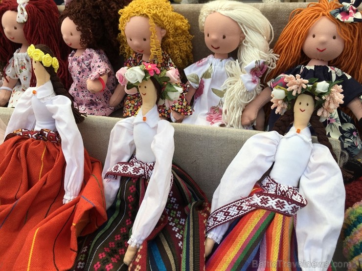 Festivāls ik gadu piedāvā apmeklētājiem iespēju iepazīt jaunākās tendences Latvijas amatniecībā un iegādāties dažādus no dabīgiem materiāliem veidotus Festivāls ik gadu piedāvā apmeklētājiem iespēju iepazīt jaunākās tendences Latvijas amatniecībā un iegādāties dažādus no dabīgiem materiāliem veidotus 261195